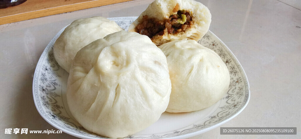 美味白面包子摆于盘中
