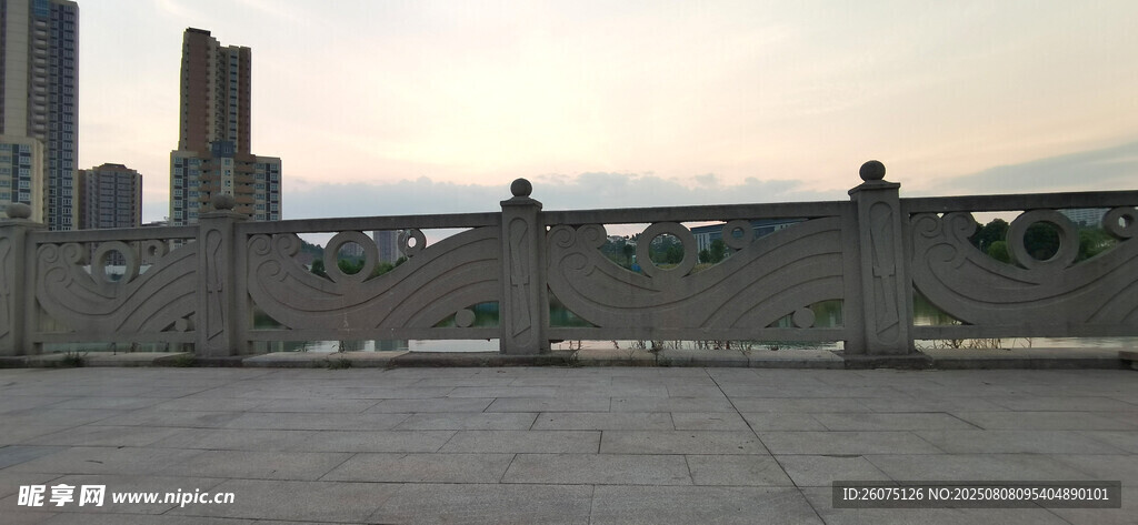 空旷广场上的建筑与石雕护栏景观