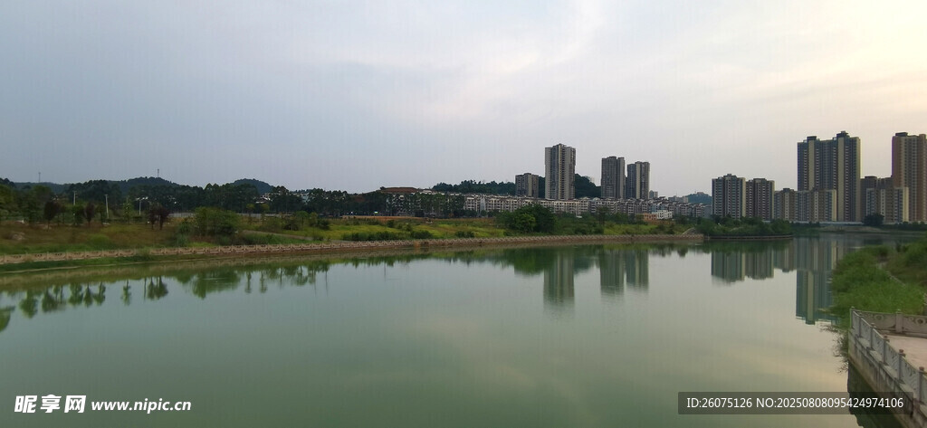 湖畔城市风光静谧美好