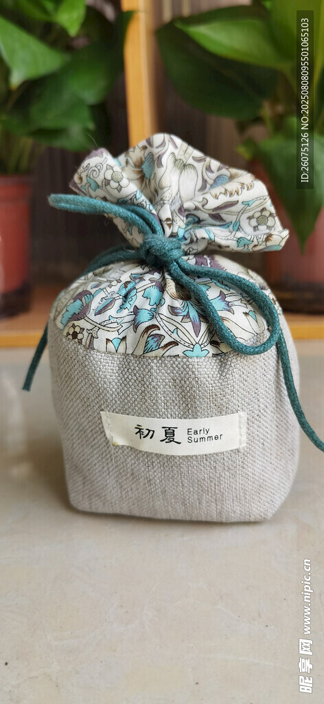 灰色手工布艺香囊