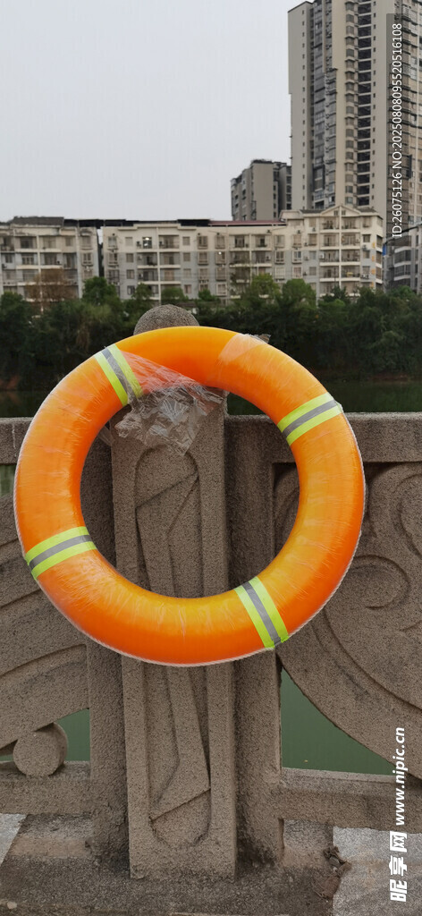 河边护栏上的橙色救生圈