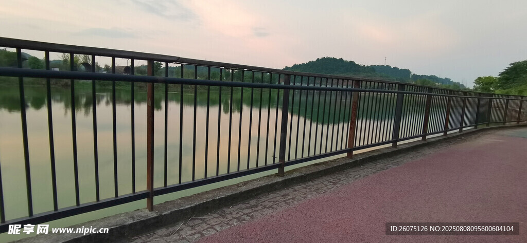 河畔金属护栏与红色步道