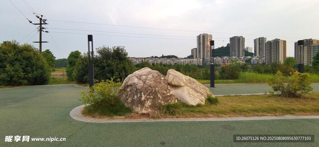 城市公园中的巨石景观
