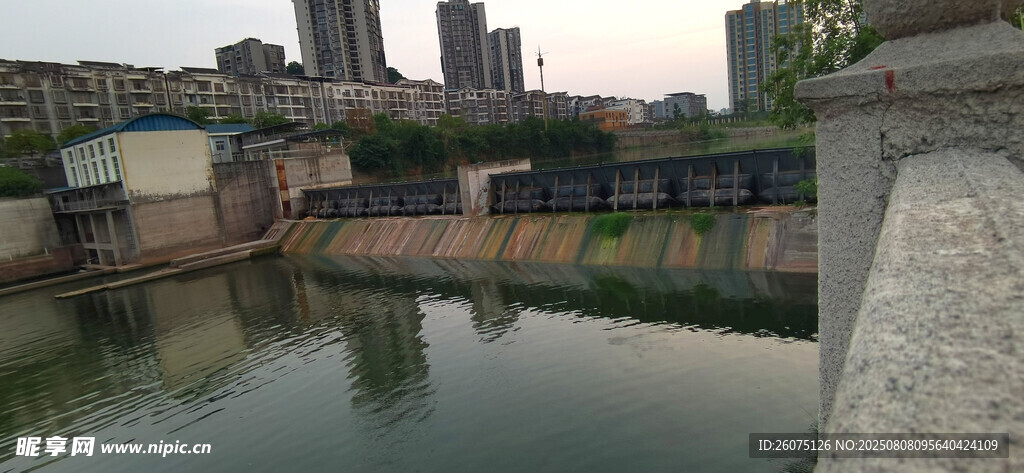 城市河畔水坝风景