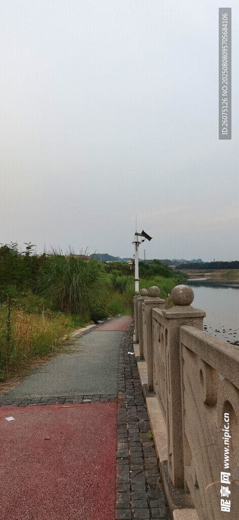 河边步道与护栏风景