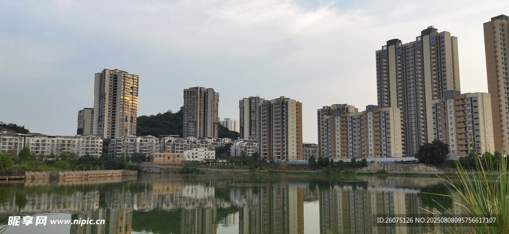 湖畔高楼倒影风景如画
