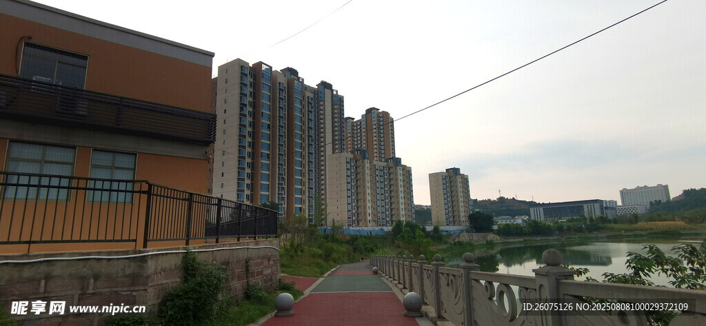 城市高楼与河畔护栏景观