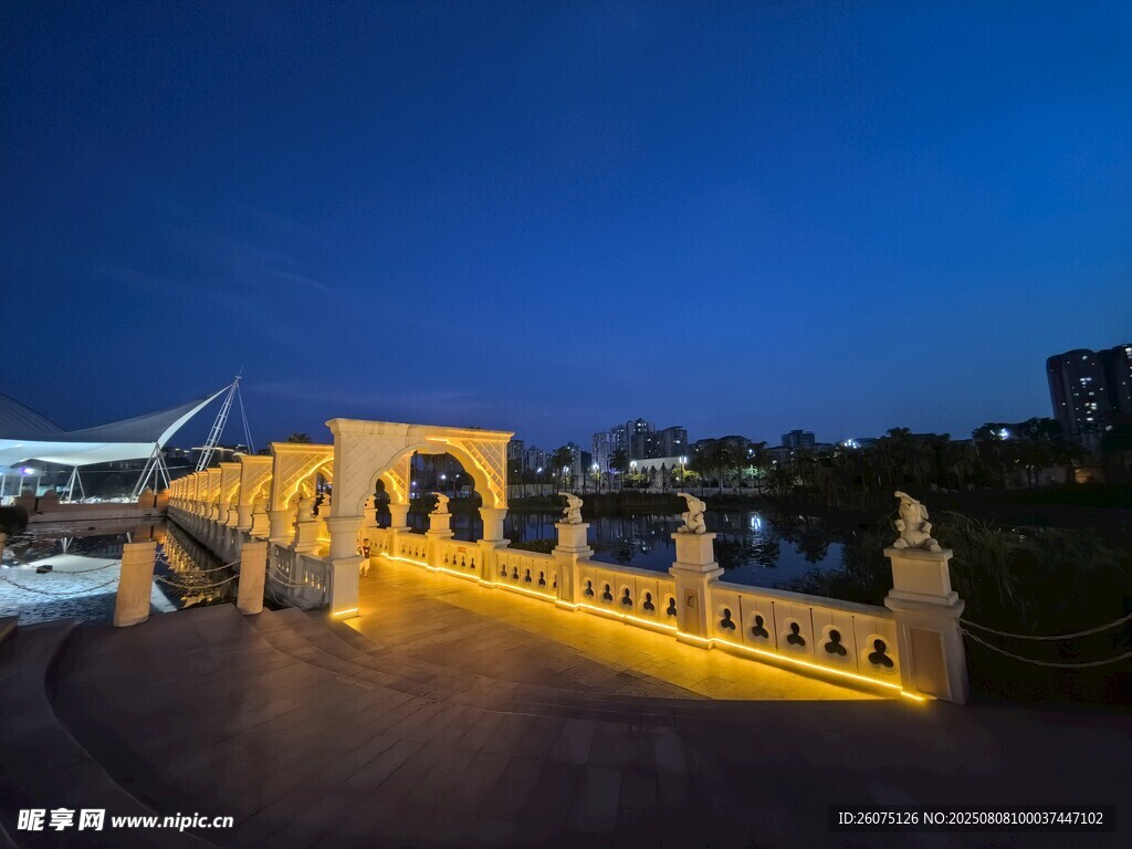 夜晚璀璨的拱形建筑景观