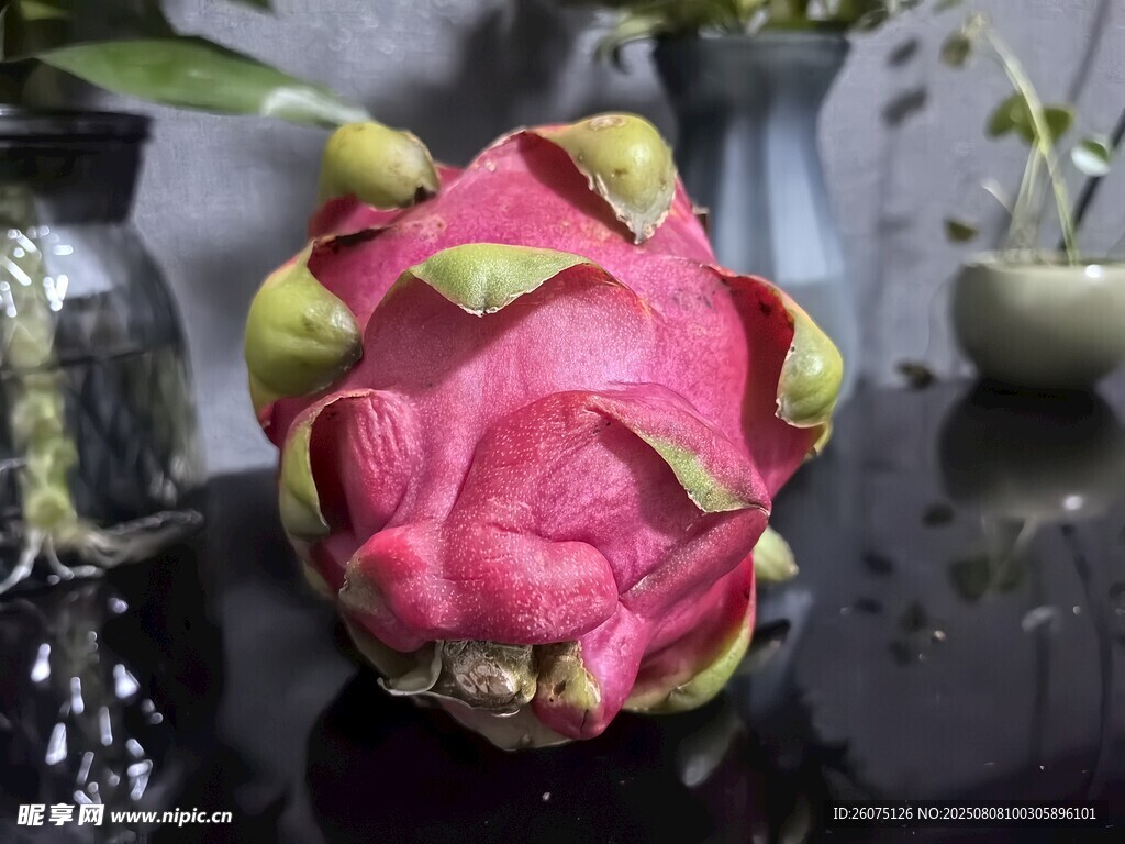 鲜艳火龙果饱满诱人