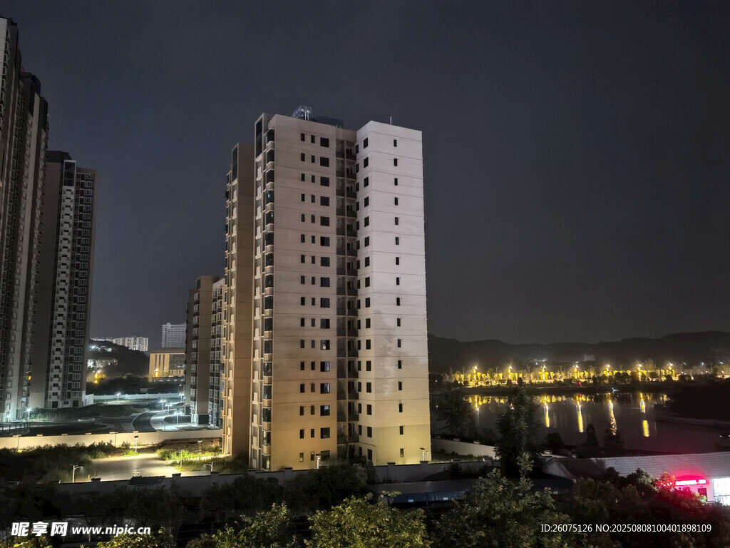 城市夜景中的高楼与灯火
