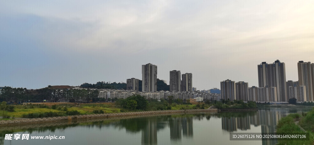 湖畔城市风光
