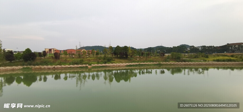 宁静湖畔风光