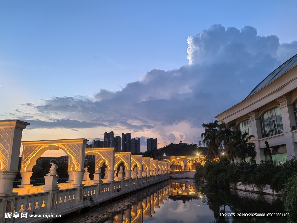 河畔建筑暮色美景