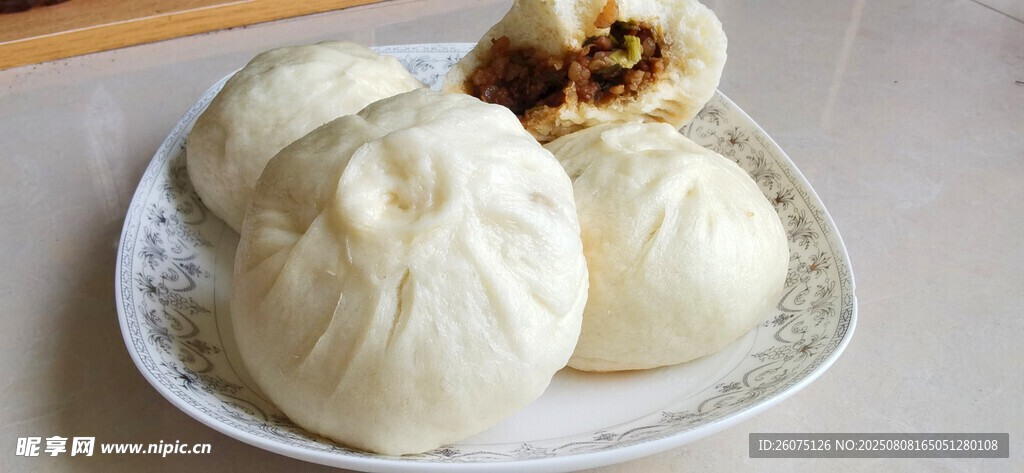 美味包子摆于盘中