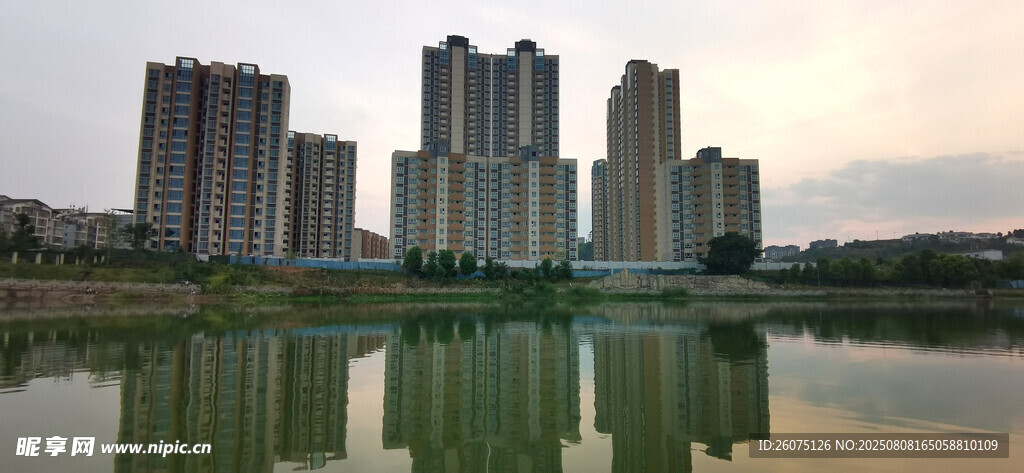 湖畔高楼倒影风景如画