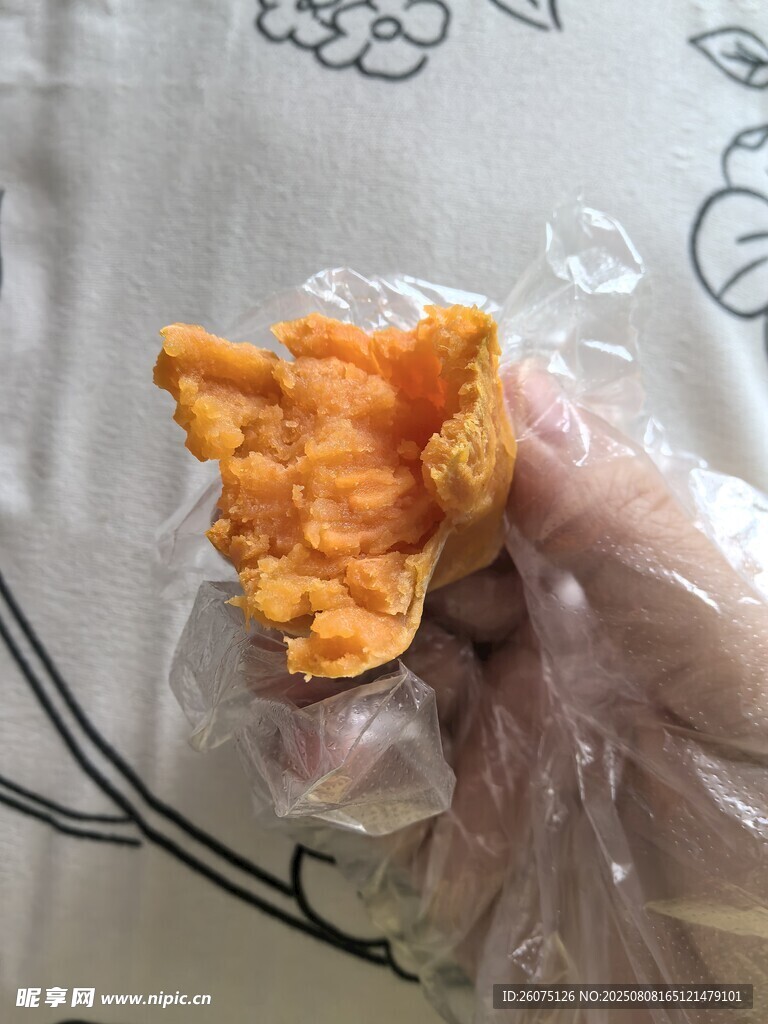 手拿塑料袋中的红薯泥