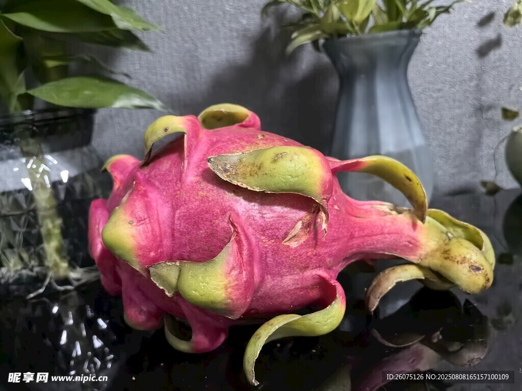 奇特造型新鲜火龙果