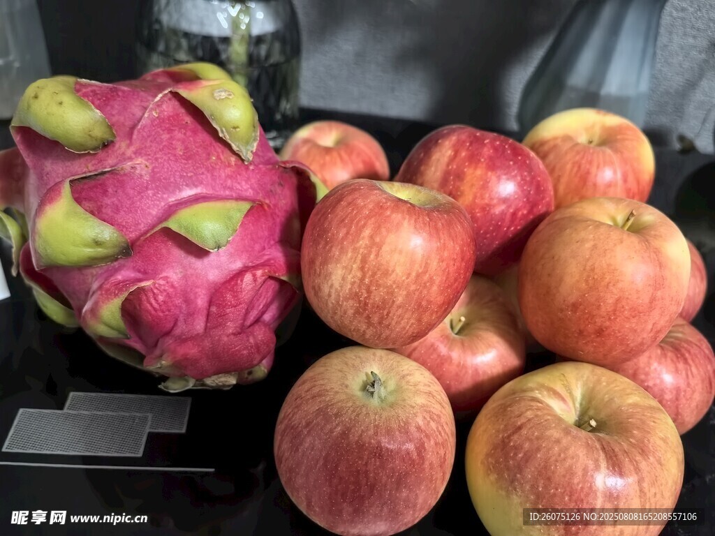火龙果与苹果的新鲜组合