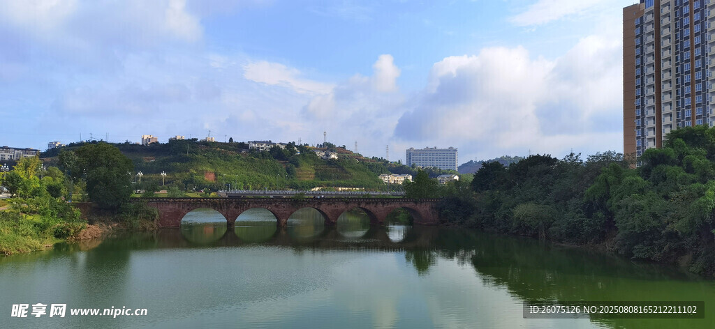 河畔桥梁与城市风光