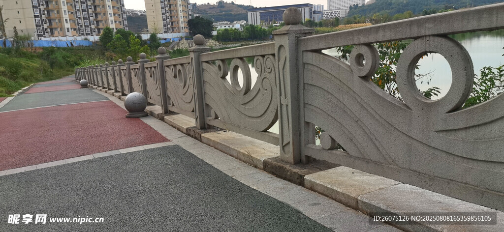 河畔步道与石头雕花护栏景观