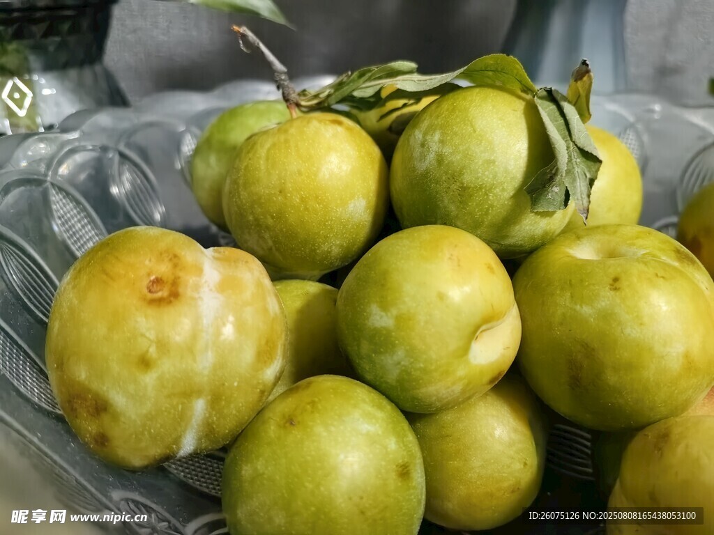 玻璃碗中青绿色李子