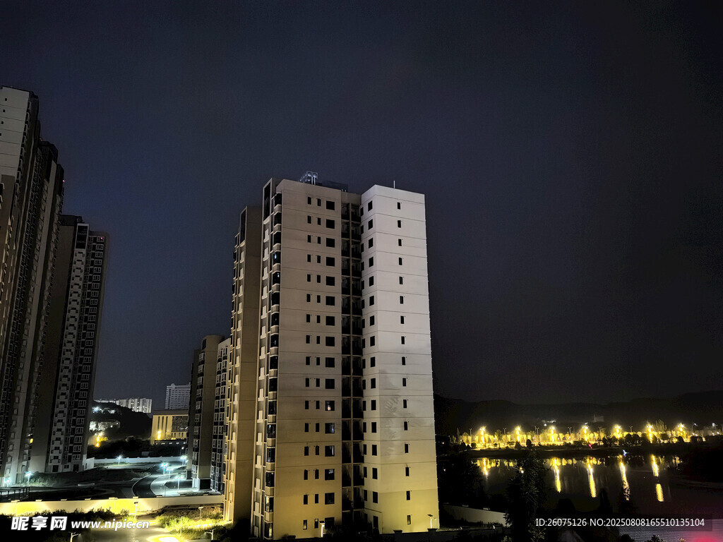城市夜景中的高楼建筑