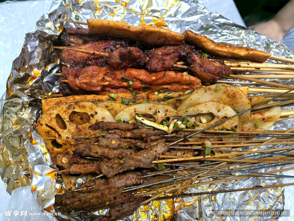 锡纸包裹的美味烧烤串