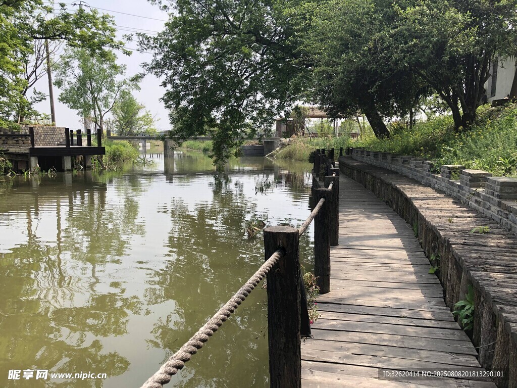 湖畔木栈道