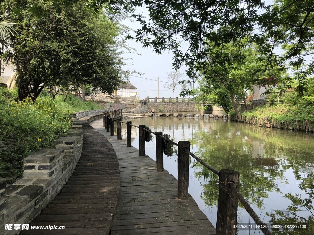 河畔木栈道的静谧风光