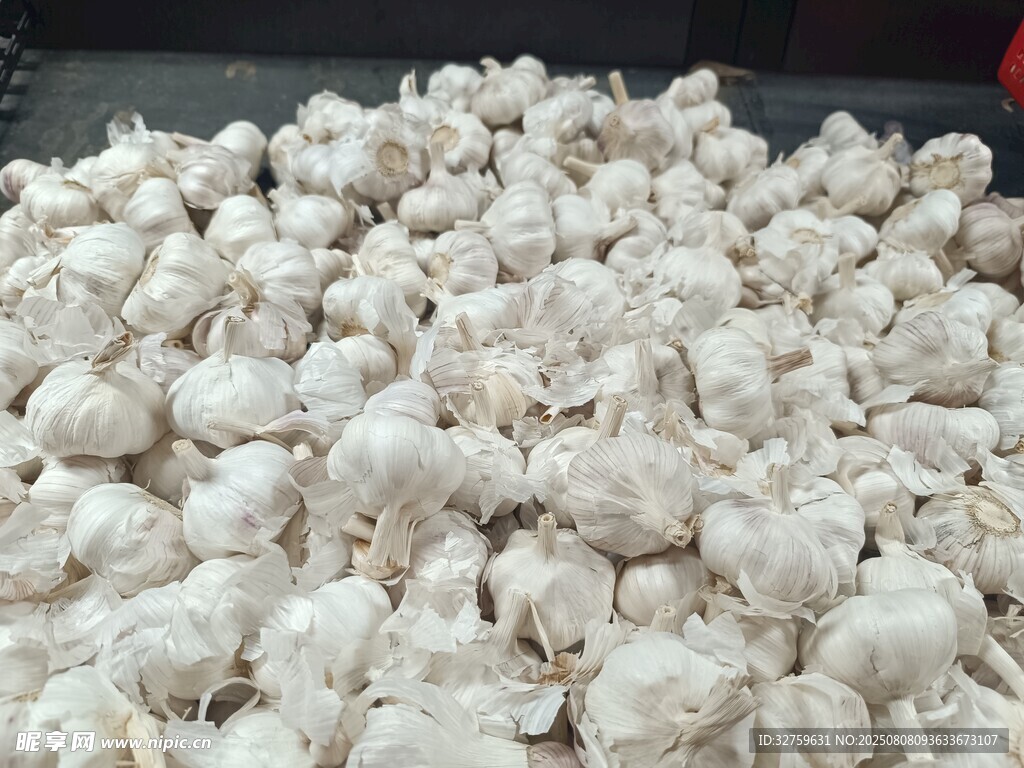一堆新鲜大蒜