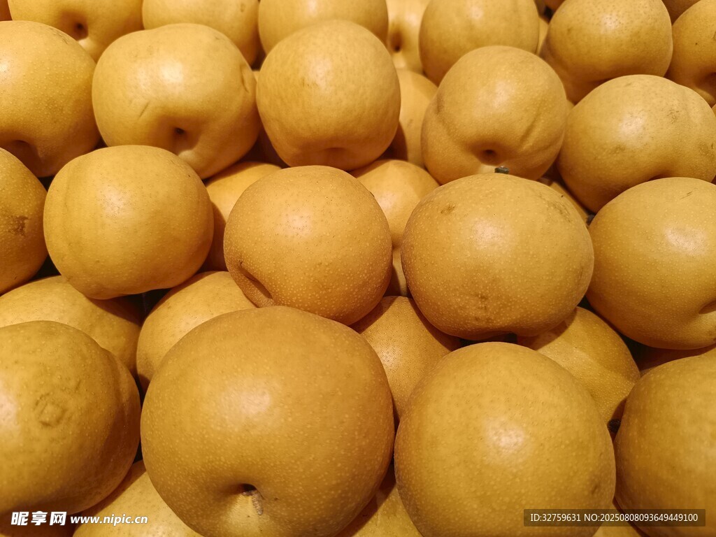 金黄饱满的梨子堆成一片