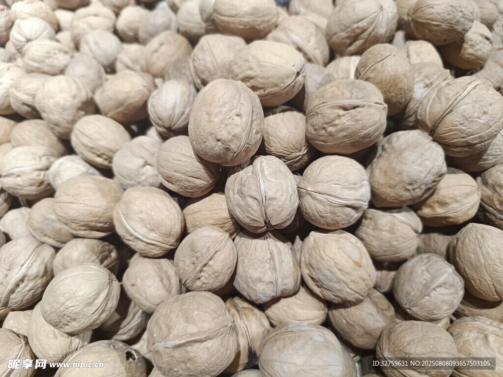 饱满核桃堆叠