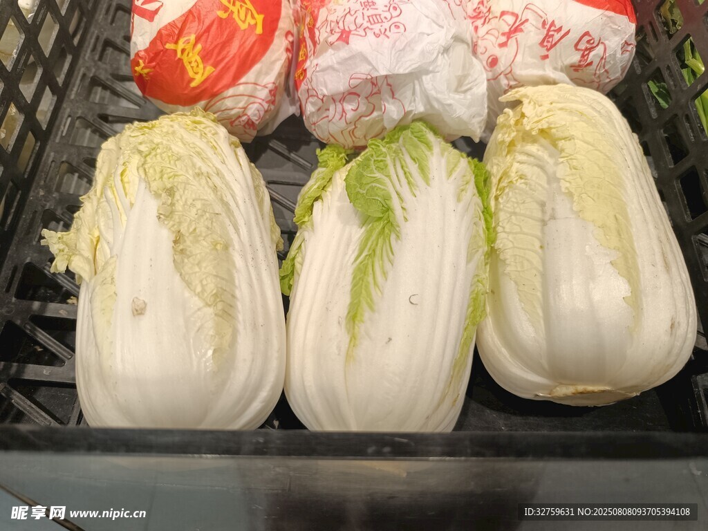 新鲜白菜与其他食材摆放