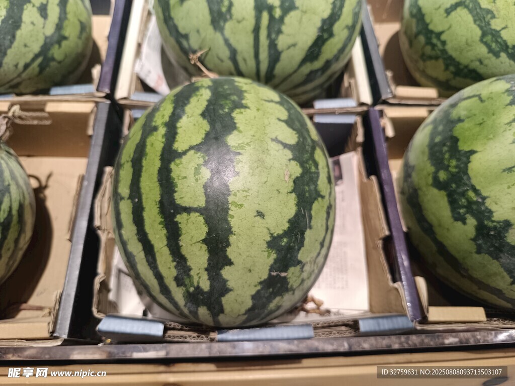 货架上摆放的新鲜西瓜