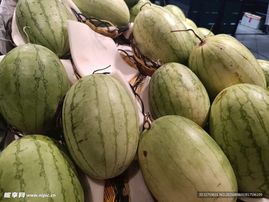 新鲜西瓜整齐摆放