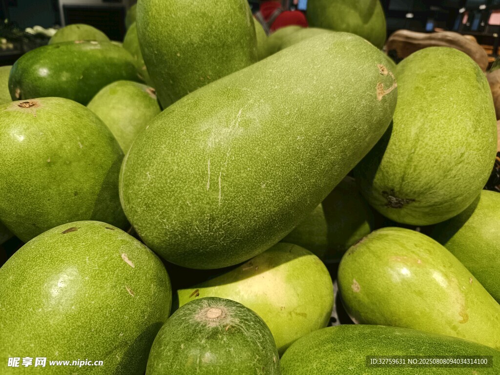 一堆新鲜青皮瓜
