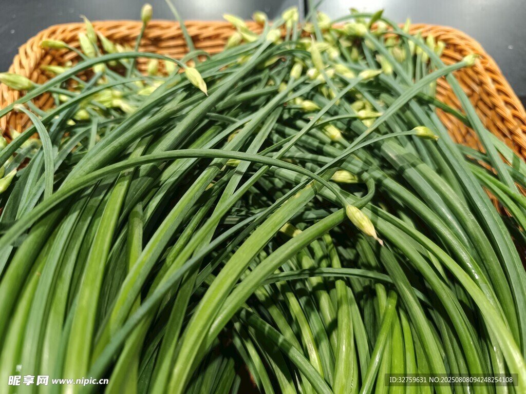 新鲜翠绿的蒜苔