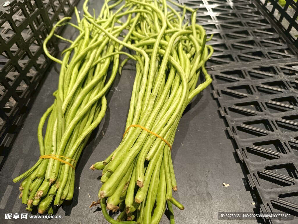 新鲜长豆角成捆摆放