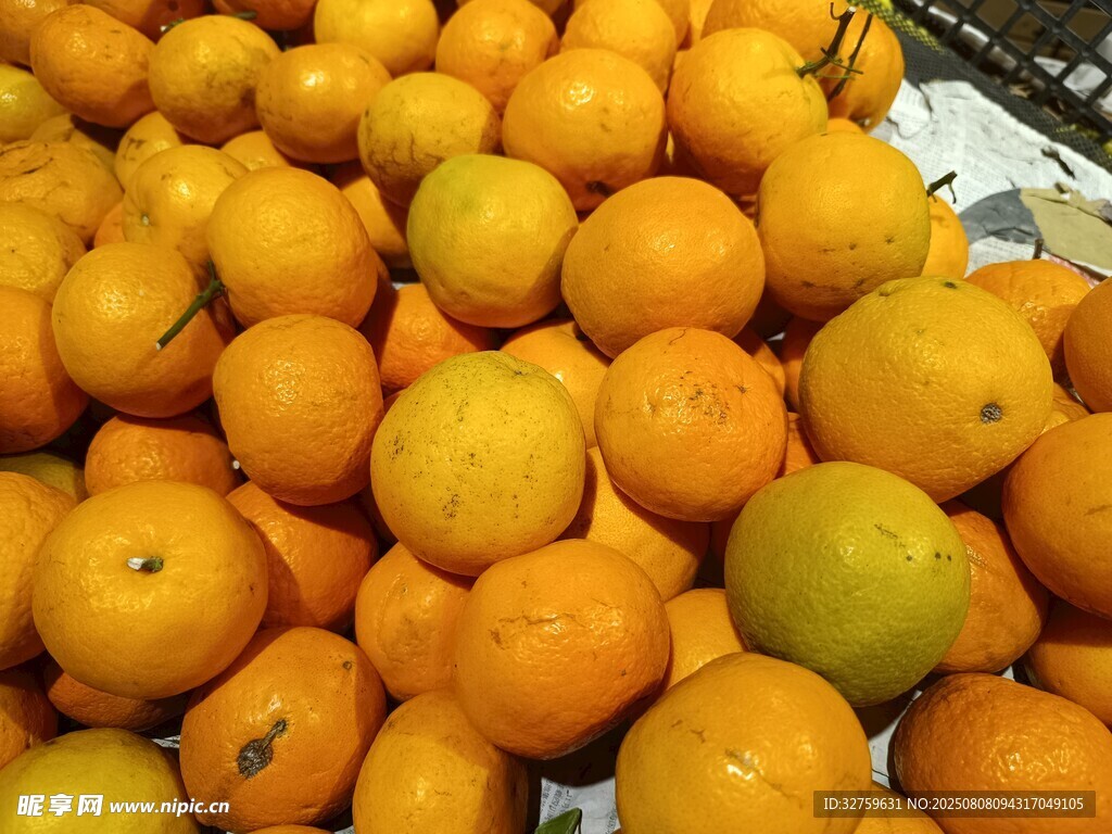 一堆饱满的新鲜柑橘