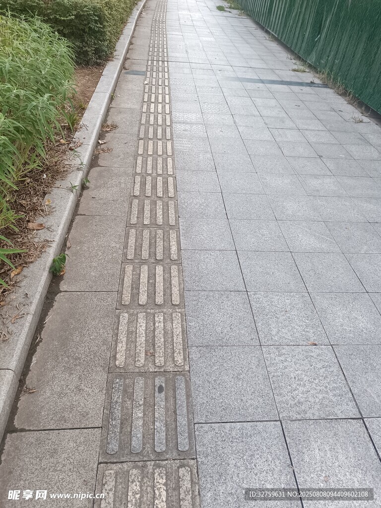 人行道上的排水防滑砖