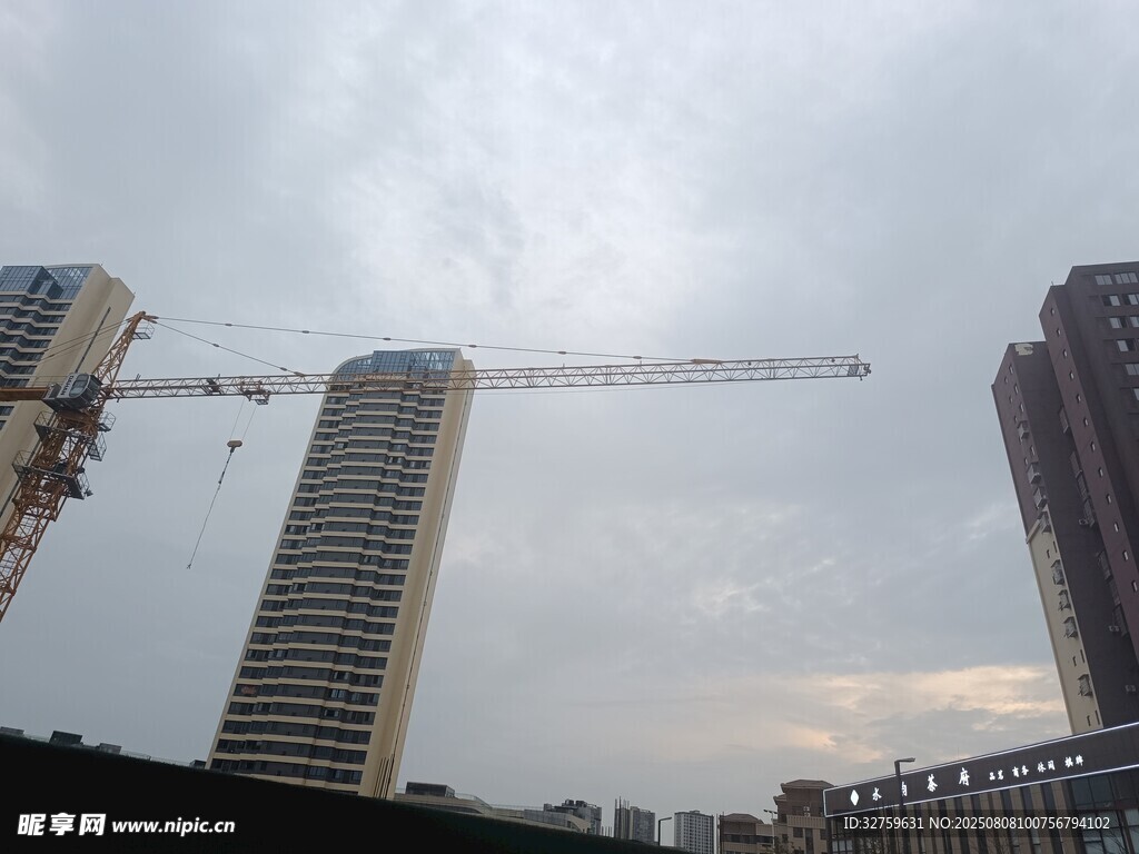 城市高楼旁的建筑起重机