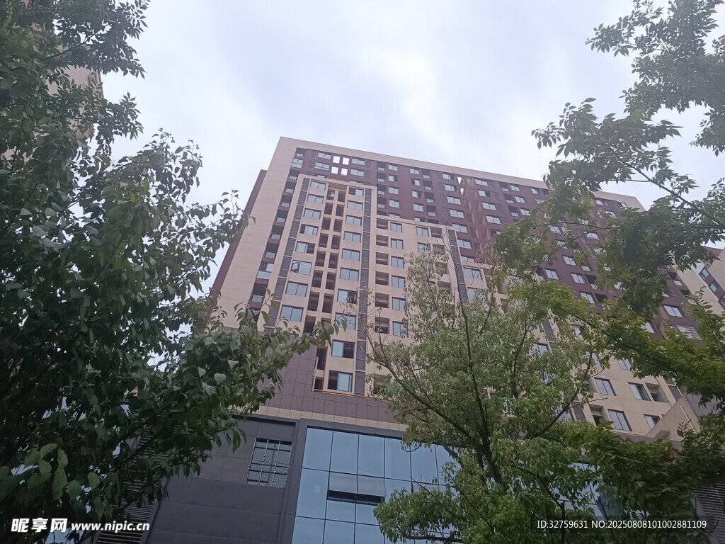 城市中的高层住宅楼
