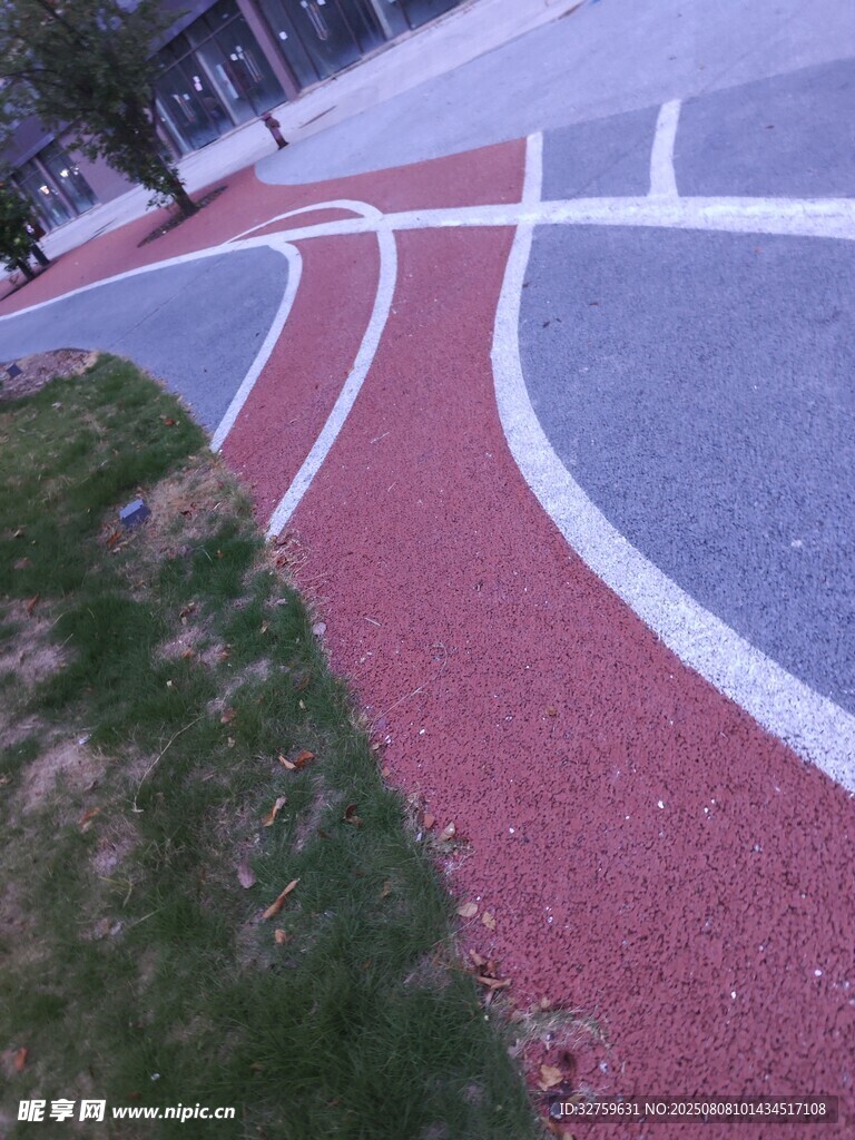 彩色步道旁的绿地景观