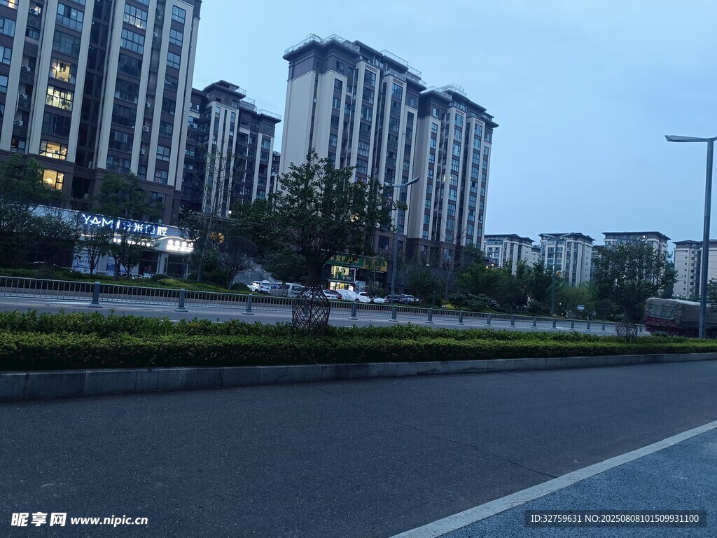城市道路旁的高楼景观