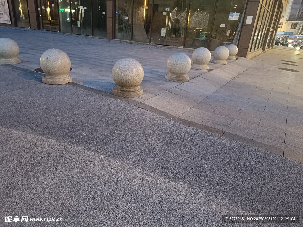 街道上的圆形石墩装饰物