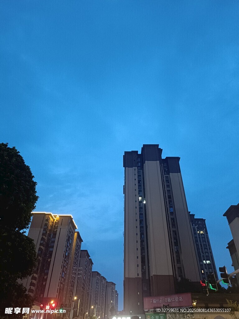 夜幕下的城市高楼景观