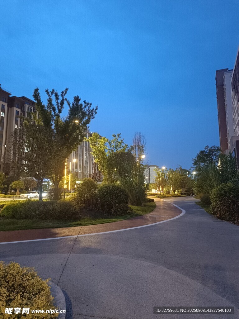 小区黄昏美景