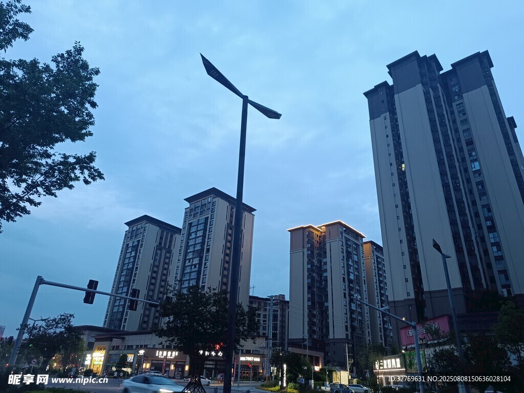 城市黄昏中的高楼景象
