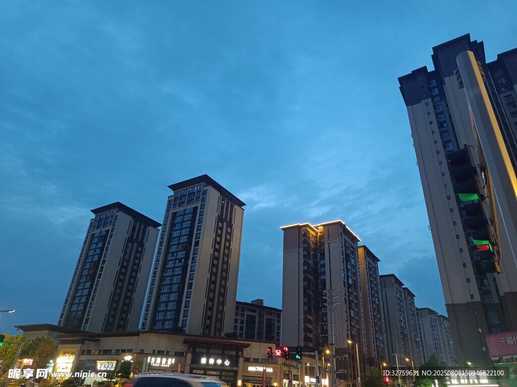 城市夜幕下的高楼景观