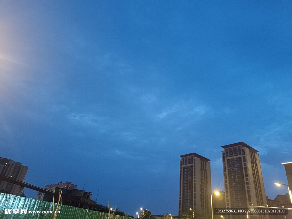 城市夜景中的高楼大厦